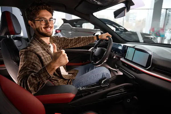 Happy Man Making Purchase Car Visiting Auto Dealership Discounts Vehicle — Stock Photo, Image