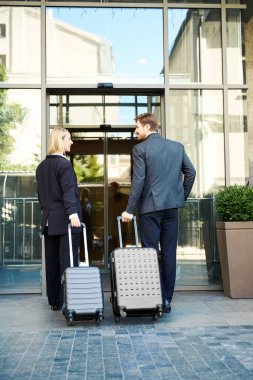 Arka planda neşeli bir kadın ve bavullu bir adam var. Otel girişine doğru gidiyorlar.