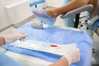 Üreme kliniğindeki hamile kadın hastalar için açılışı yapan doktorun kısmi görüntüsü. Hamilelik ve annelik kavramı