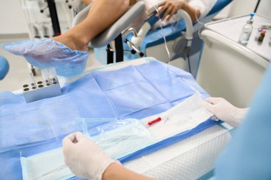 Üreme kliniğindeki hamile kadın hastalar için açılışı yapan doktor görüntüsü. Hamilelik ve annelik kavramı