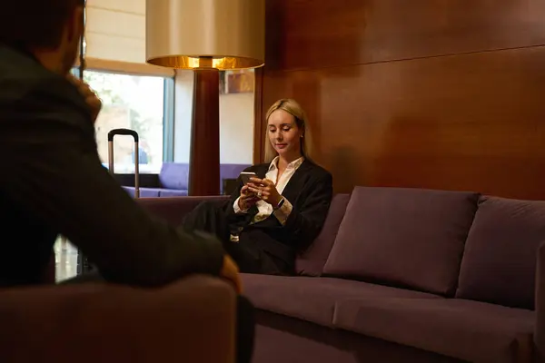 Joven Mujer Negocios Sentada Acogedor Sofá Vestíbulo Del Hotel Mientras — Foto de Stock