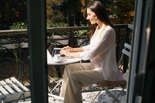 Craftswoman Communicates Online Laptop Charming Balcony She Has Measuring Tape — Stock Photo, Image