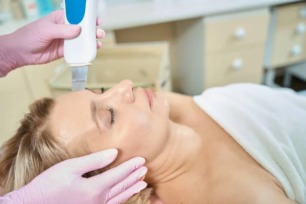 Teilweise Weibliche Kosmetikerin Die Ultraschall Reinigung Der Gesichtshaut Mit Ipl — Stockfoto