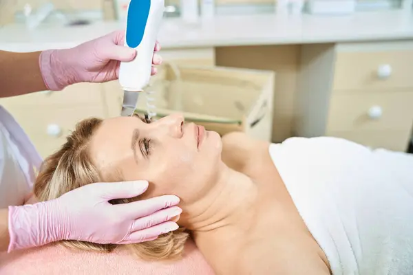 Gestutzte Kosmetikerin Bei Der Ultraschallreinigung Der Gesichtshaut Mit Ipl Fotorejuvenation — Stockfoto