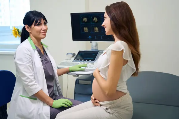 Vuxen Europeisk Kvinnlig Gynekolog Och Ung Kaukasisk Gravid Kvinna Tittar — Stockfoto