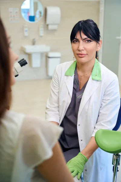 Adult European Female Gynecologist Looking Camera While Examining Partial Pregnant — Stock Photo, Image