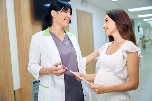 Vuxen Europeisk Kvinnlig Gynekolog Och Ung Kaukasisk Gravid Kvinna Med — Stockfoto