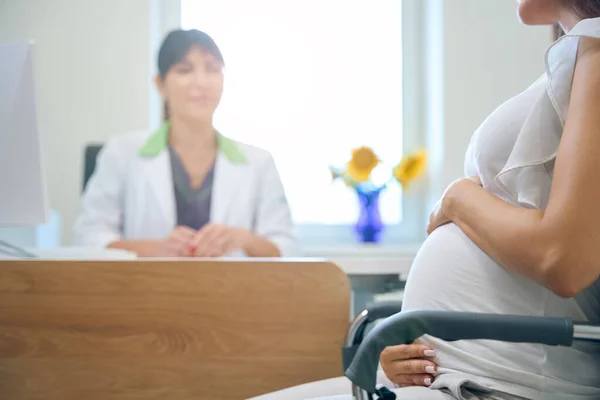 Zaměření Popředí Částečné Těhotné Ženy Během Konzultace Rozmazanou Gynekologkou Klinice — Stock fotografie