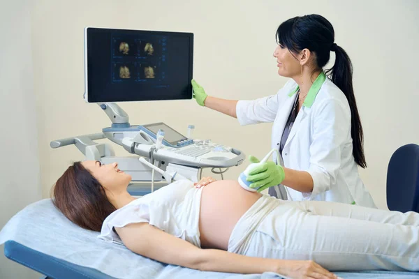 Adult European Female Gynecologist Young Caucasian Pregnant Woman Looking Monitor — Stock Photo, Image