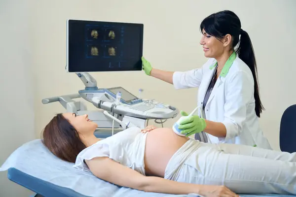 Vuxen Europeisk Kvinnlig Gynekolog Tittar Unga Kaukasiska Gravid Kvinna Tittar — Stockfoto