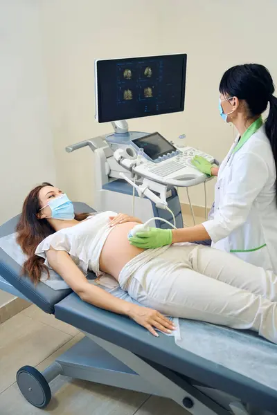 Dospělá Evropská Gynekoložka Dívá Monitor Při Ultrazvukovém Vyšetření Mladé Bělošky — Stock fotografie