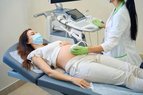 Partial Female Gynecologist Doing Ultrasound Examination Young Caucasian Pregnant Woman — Stock Photo, Image