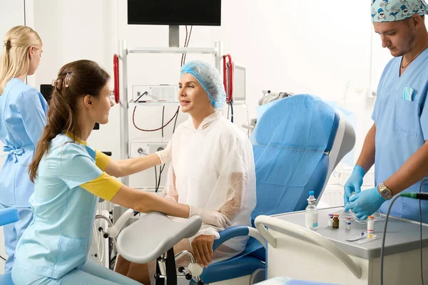 Krankenhauspersonal Bereitet Schwangere Patientin Auf Die Untersuchung Vor Der Geburt — Stockfoto