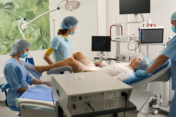 Arzt Und Krankenschwestern Machen Ultraschalluntersuchungen Bei Schwangeren Patientinnen Vor Der — Stockfoto