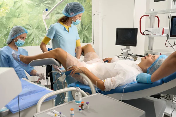 Krankenhauspersonal Bei Der Ultraschalluntersuchung Einer Schwangeren Patientin Vor Der Geburt — Stockfoto