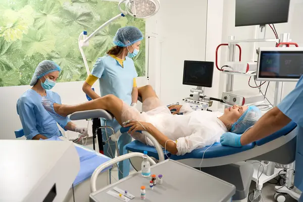 Krankenhauspersonal Bei Der Ultraschalluntersuchung Einer Schwangeren Patientin Mit Geschlossenen Augen — Stockfoto