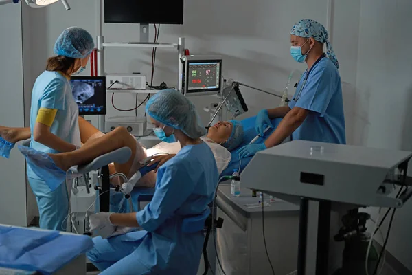 Krankenhauspersonal Bei Der Ultraschalluntersuchung Einer Schwangeren Patientin Auf Modernen Geräten — Stockfoto