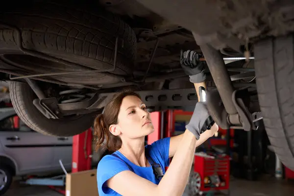 Car Raised Lift Car Repair Shop Mechanic Inspecting Crankshaft — Stock Photo, Image