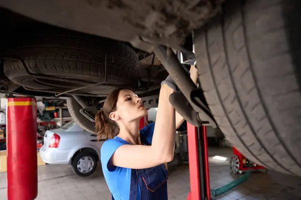 Car Raised Lift Modern Auto Repair Shop Mechanic Inspecting Crankshaft — Stock Photo, Image