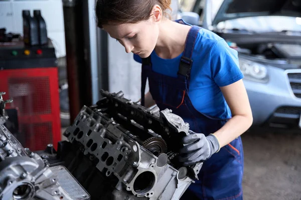 Vrouw Meester Repareert Een Auto Motor Werkt Beschermende Handschoenen Overalls — Stockfoto