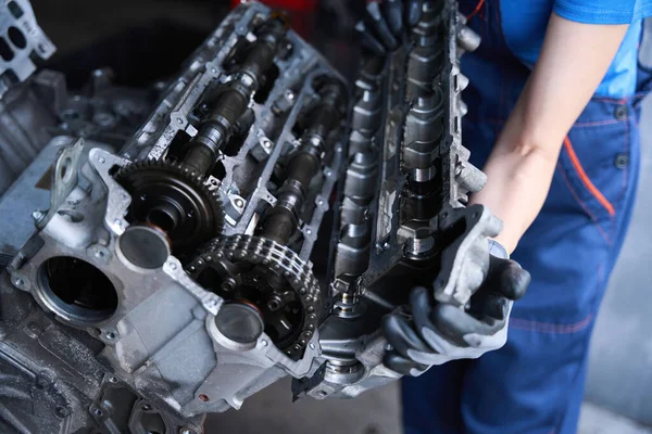 Professional Repair Car Engine Car Repair Shop Master Works Protective — Stock Photo, Image