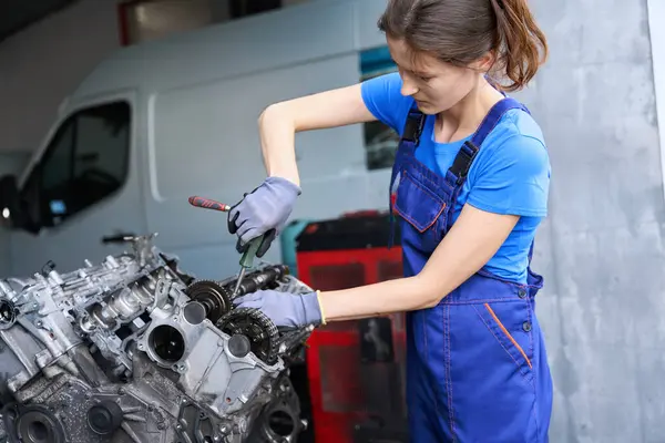 Jovem Mecânico Automóvel Repara Motor Carro Moderno Uma Mulher Trabalha — Fotografia de Stock