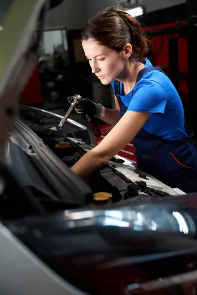 Kobieta Mechanik Samochodowy Pracuje Pod Otwartym Kapturem Specjalne Narzędzie Rękach — Zdjęcie stockowe