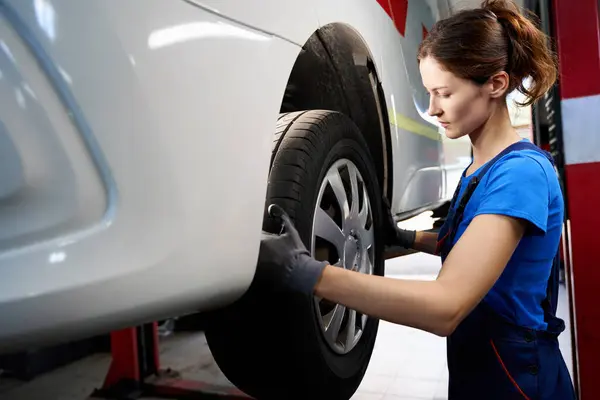 Woman Auto Mechanic Removes Car Wheel Car Car Lift — Stock Photo, Image