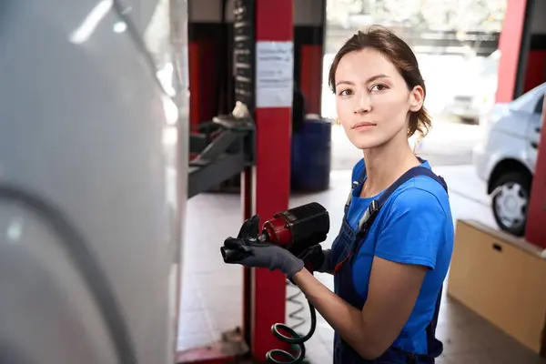 Femme Mécanicien Automobile Travaille Avec Une Voiture Sur Ascenseur Voiture — Photo