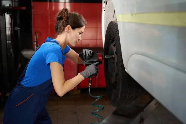 Mecânico Automóveis Feminino Trabalha Com Carro Elevador Carro Especialista Usa — Fotografia de Stock