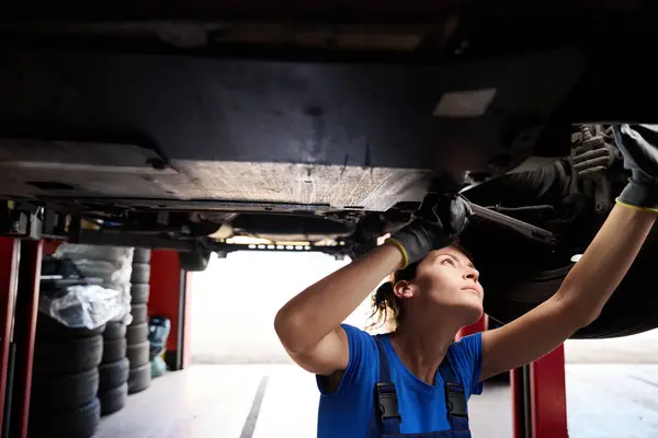 Jovem Mulher Inspecionando Parte Baixo Corpo Carro Uma Oficina Reparação — Fotografia de Stock