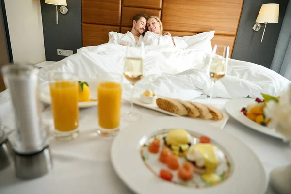 Joven Novio Relajan Hotel Les Sirve Desayuno Con Champán Cama — Foto de Stock