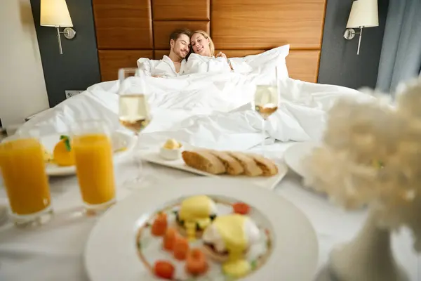 Pareja Relaja Suite Luna Miel Sirve Desayuno Con Champán Cama —  Fotos de Stock