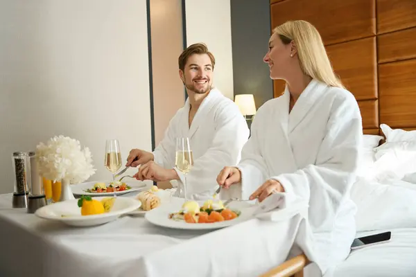 Happy Husband Wife Talking Breakfast Newlyweds Room Breakfast Served Bedroom — Stock Photo, Image