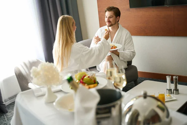 Recién Casados Disfrutando Del Desayuno Una Habitación Hotel Están Sentados — Foto de Stock