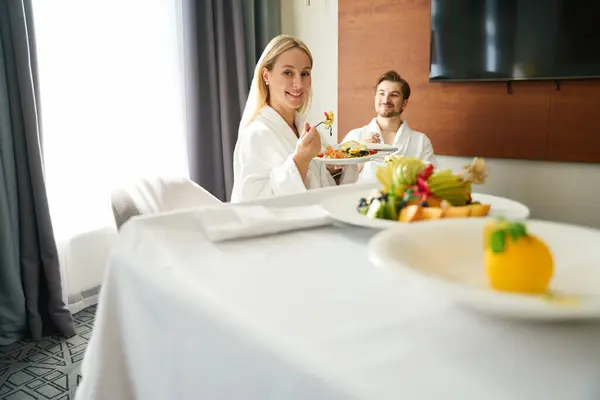 Married Couple Having Breakfast Room Recreation Area Breakfast Served Mobile — Stock Photo, Image