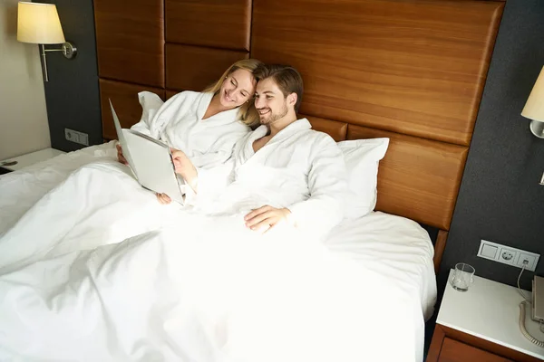 Happy Newlyweds Study Menu Bed Couple Chooses Breakfast Room — Stock Photo, Image