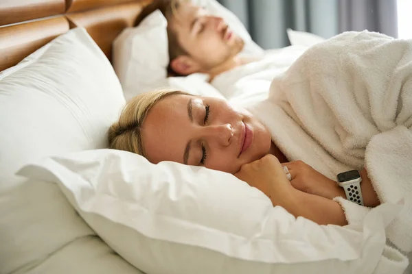 Happy Young Woman Dozing Her Beloved Husband Couple Relaxing Large — Stock Photo, Image