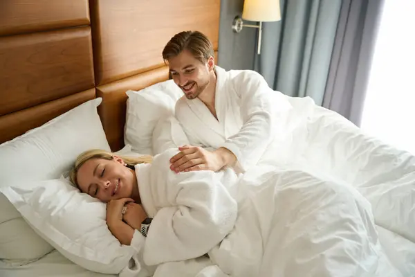 Guy Wakes Cute Blonde Couple Resting Large Bed — Stock Photo, Image
