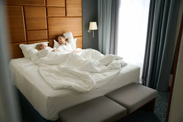 Blonde Her Boyfriend Talking Cozy Hotel Room Sitting Large Bed — Stock Photo, Image
