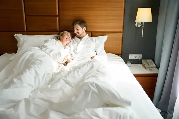 Blonde Woman Her Boyfriend Relaxing Cozy Hotel Room Sitting Large — Stock Photo, Image