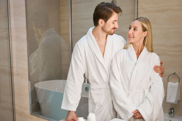 Happy Couple Stands Hugging Bathroom People White Fluffy Bathrobes — Stock Photo, Image