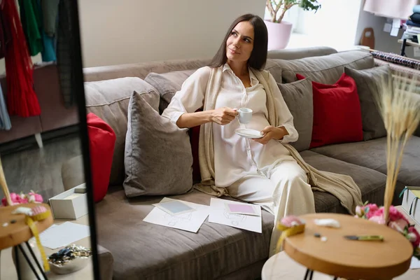 Mujer Embarazada Feliz Está Sentada Cómodo Sofá Con Una Taza —  Fotos de Stock