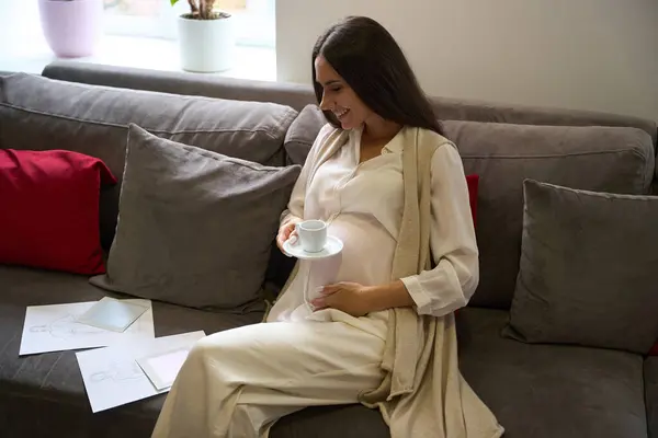 Charmante Schwangere Frau Sitzt Einem Ruheraum Mit Einer Tasse Kaffee — Stockfoto