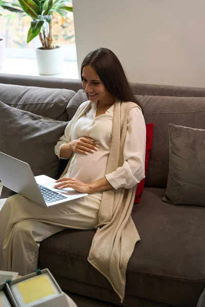 Urocza Ciężarna Kobieta Siedzi Strefie Relaksu Laptopem Ładny Okrągły Brzuch — Zdjęcie stockowe