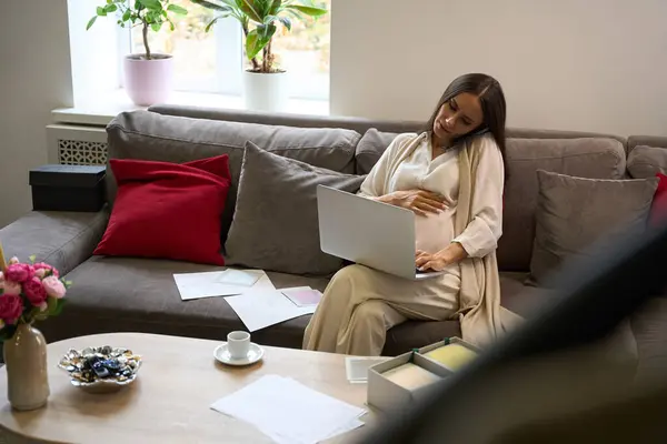 Mulher Grávida Senta Uma Área Relaxamento Com Laptop Telefone Celular — Fotografia de Stock