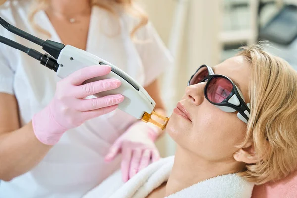 Partial Female Cosmetologist Doing Laser Epilation Ipl Photorejuvenation Device Face — Stock Photo, Image