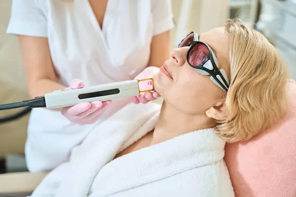 Teilweise Weibliche Kosmetikerin Die Laser Epilation Mit Ipl Fotorejuvenation Gerät — Stockfoto