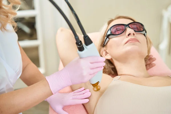 Partial Image Female Beautician Doing Laser Epilation Ipl Photorejuvenation Device — Stock Photo, Image