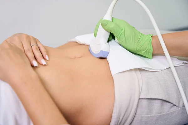 Gewassen Beeld Van Vrouwelijke Gynaecoloog Doet Echografie Onderzoek Bij Zwangere — Stockfoto